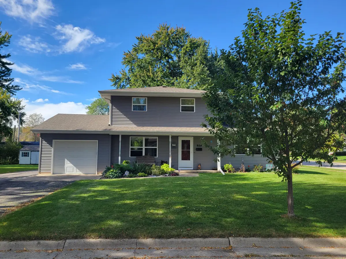 924 Shirley St, Stoughton, WI 53589 - #1