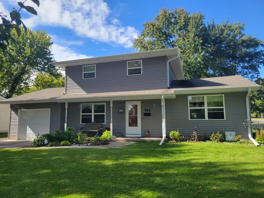 924 Shirley St, Stoughton, WI 53589 - #2