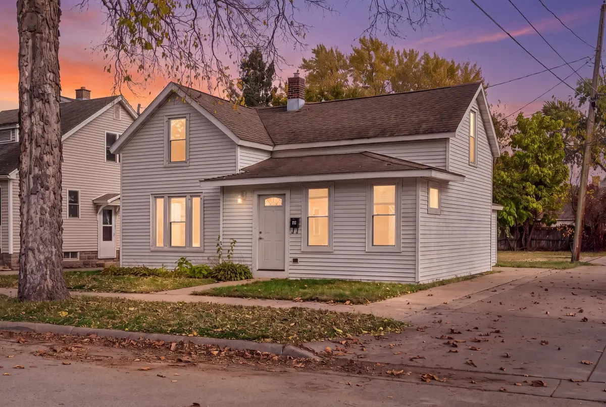 915 17th St S, La Crosse, WI 54601 - #1