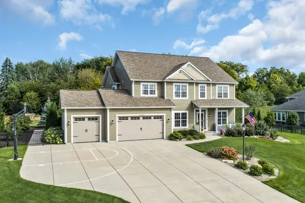 W275N342 Arrowhead Trl, Pewaukee, WI 53188