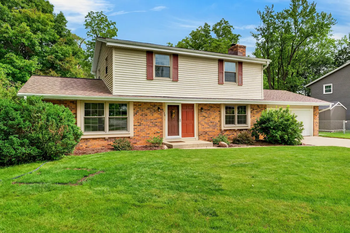 7520 S Chapel Hill Dr, Franklin, WI 53132 - #1