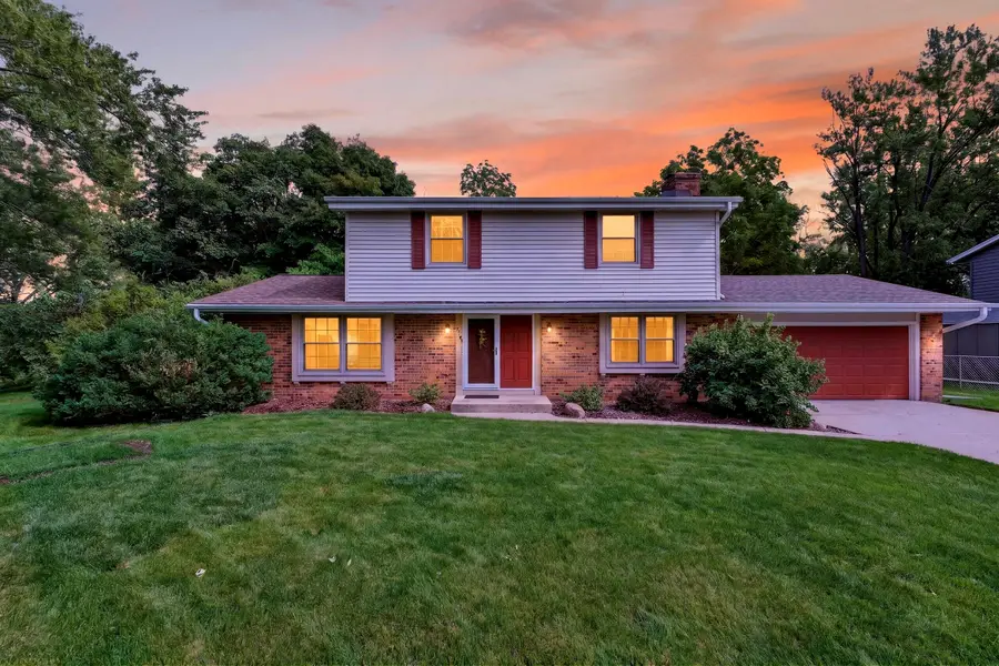 7520 S Chapel Hill Dr, Franklin, WI 53132 - #2