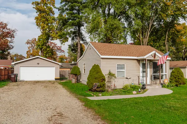 W1060 Golden Glow Rd, Bloomfield, WI 53128