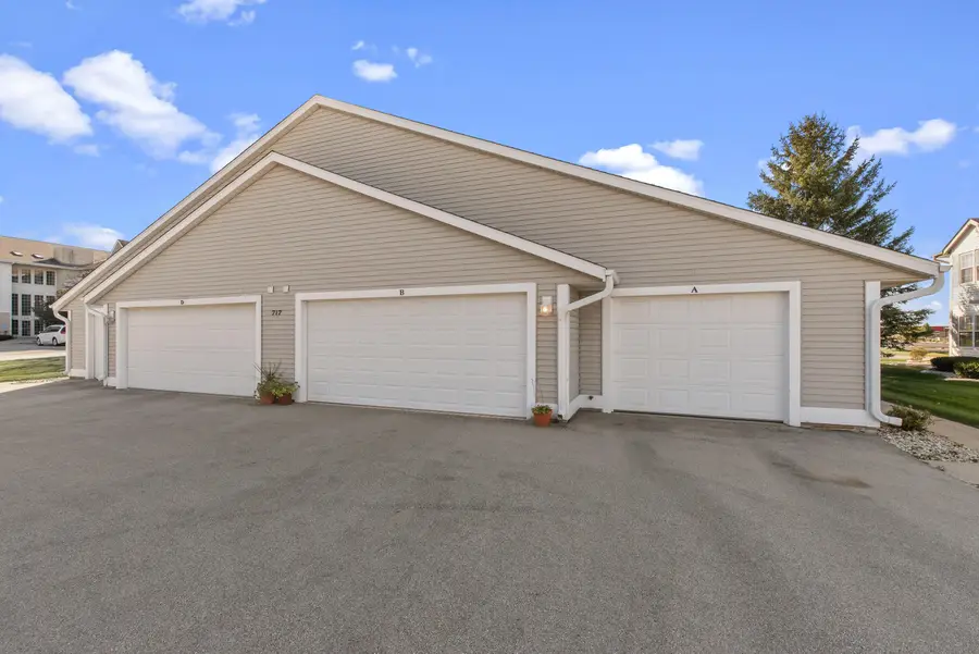 717 Canterberry Ct, West Bend, WI 53090 - #3