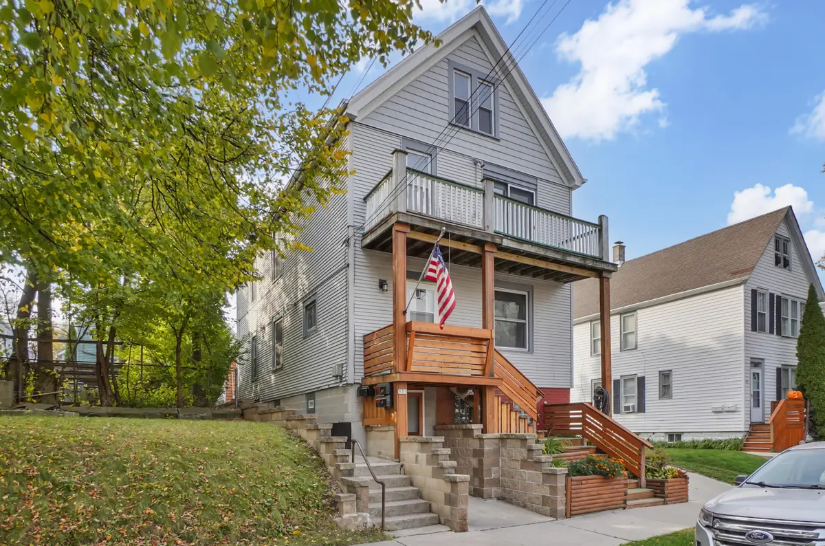 933 E Land Pl, Milwaukee, WI 53202 - #1