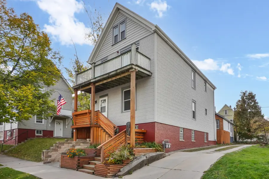 933 E Land Pl, Milwaukee, WI 53202 - #2