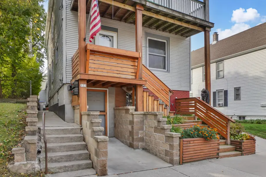 933 E Land Pl, Milwaukee, WI 53202 - #3