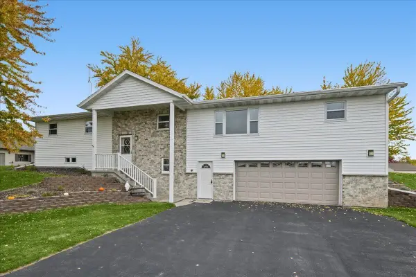 1705 Cedarview Dr, Saint Cloud, WI 53079