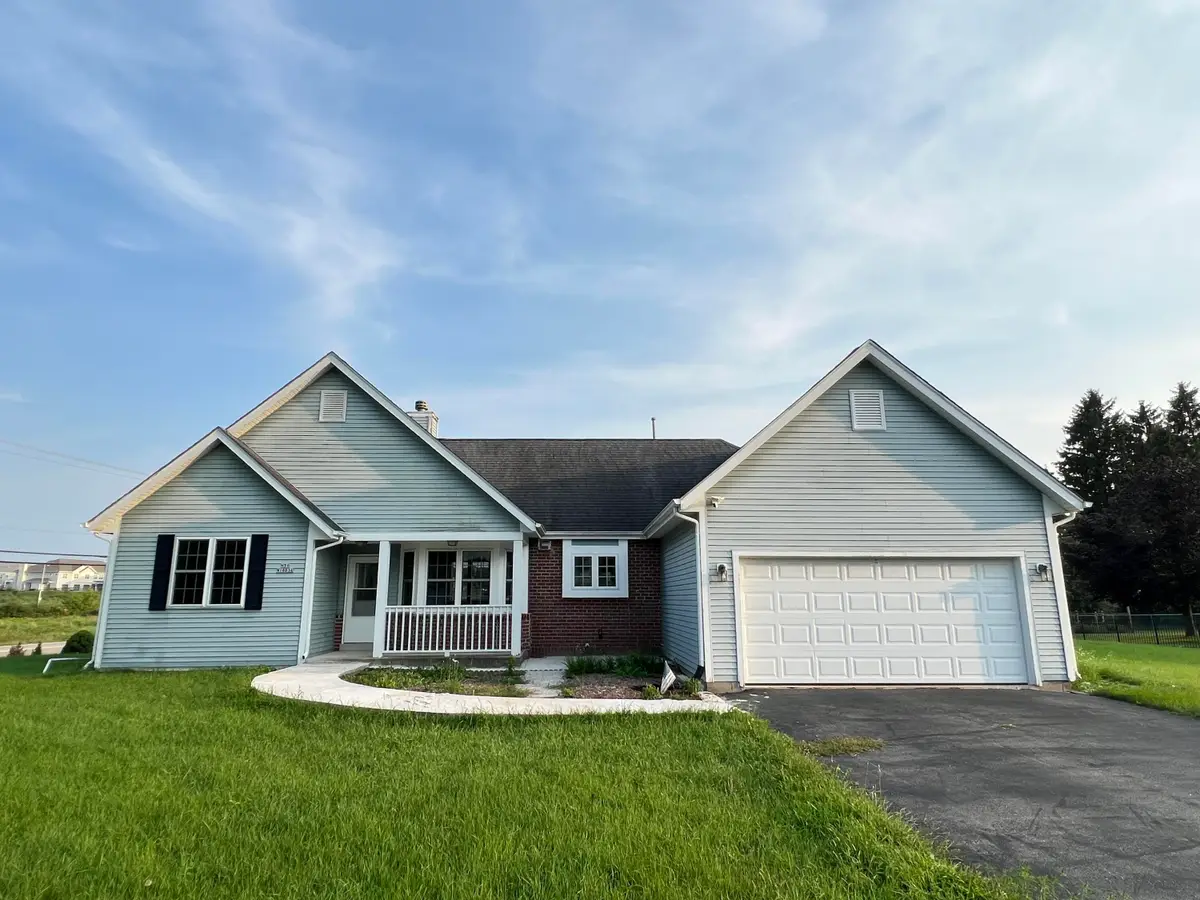 N56W18034 Evergreen Ln, Menomonee Falls, WI 53051 - #1