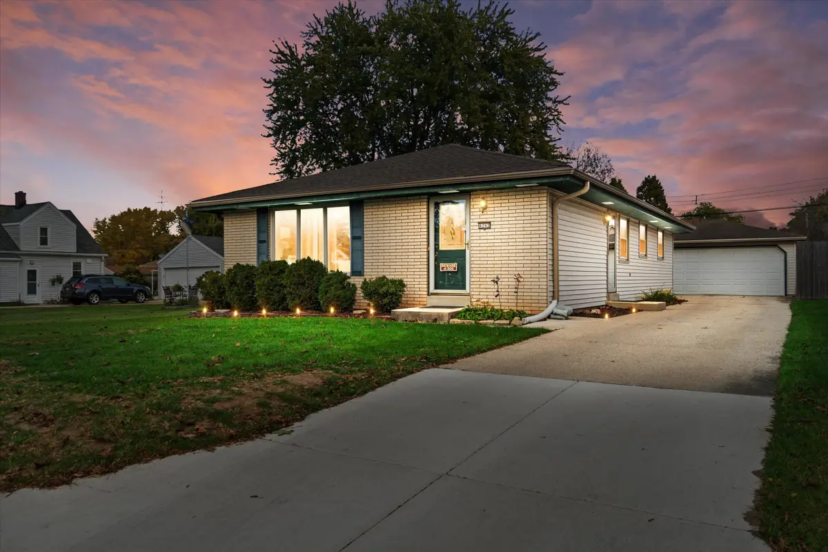 4242 S 91st Pl, Greenfield, WI 53228 - #1
