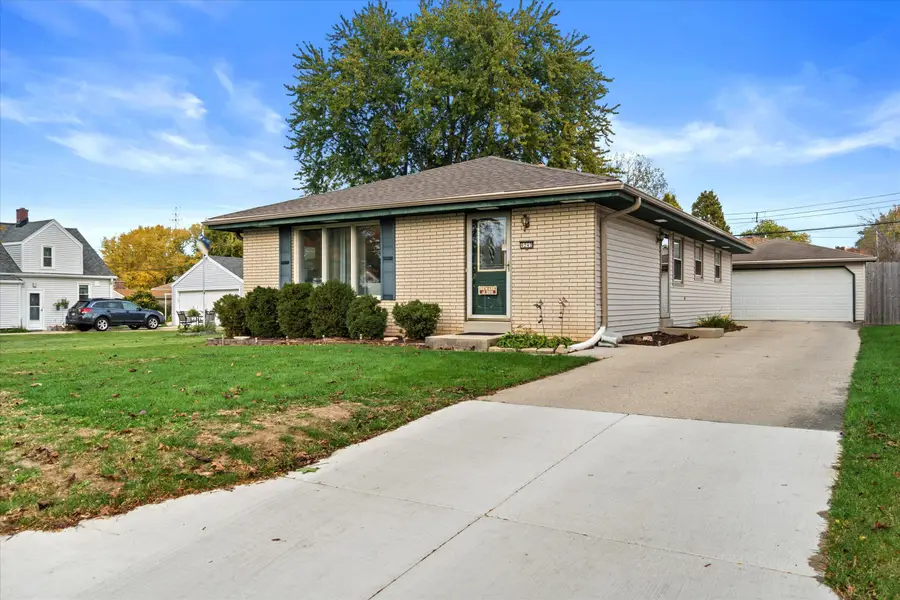 4242 S 91st Pl, Greenfield, WI 53228 - #2