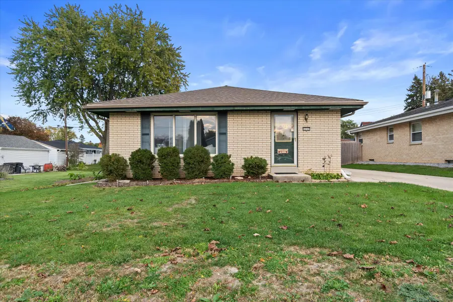 4242 S 91st Pl, Greenfield, WI 53228 - #3