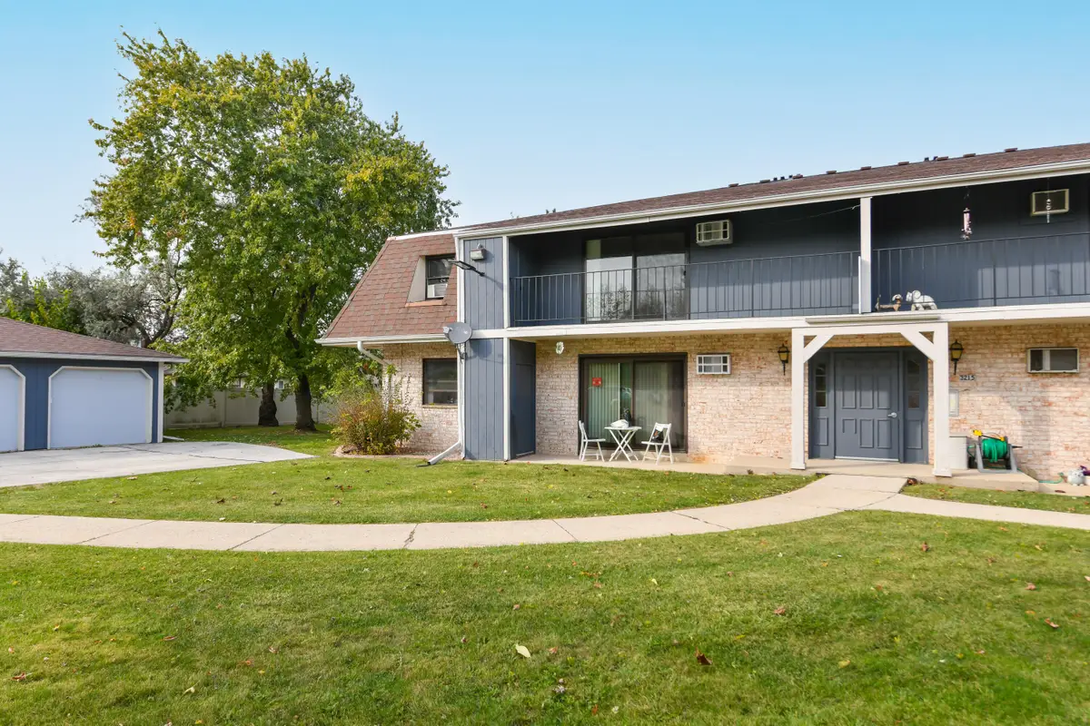 3215 W Mangold Ave, Greenfield, WI 53221 - #1