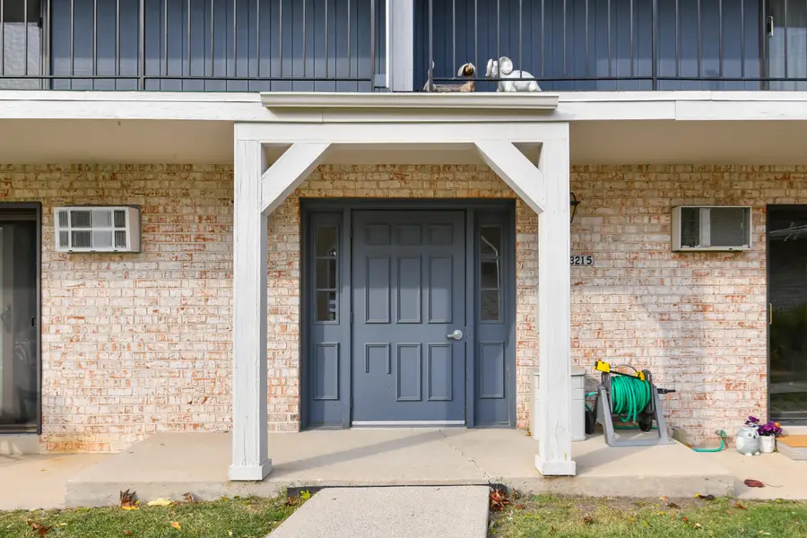 3215 W Mangold Ave, Greenfield, WI 53221 - #3