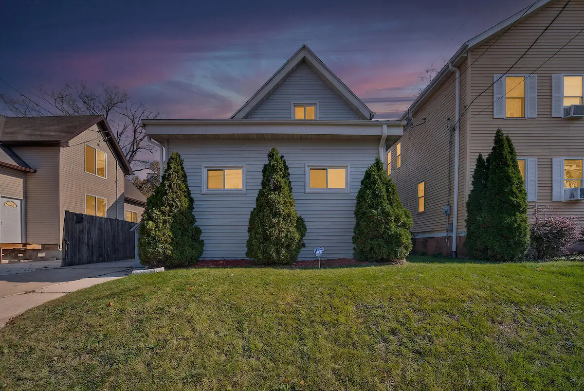 233 Howland Ave, Racine, WI 53404 - #1