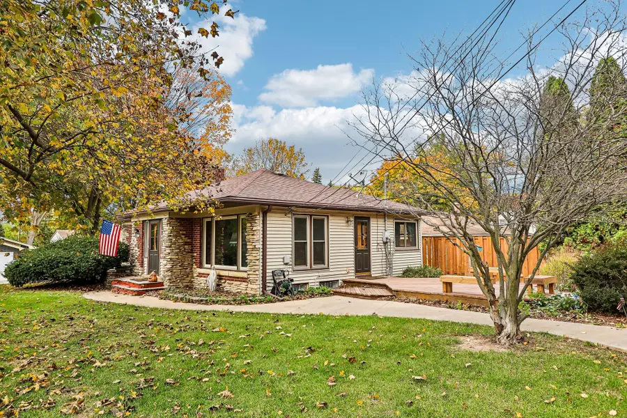 9530 W Hope Ave, Wauwatosa, WI 53222 - #3