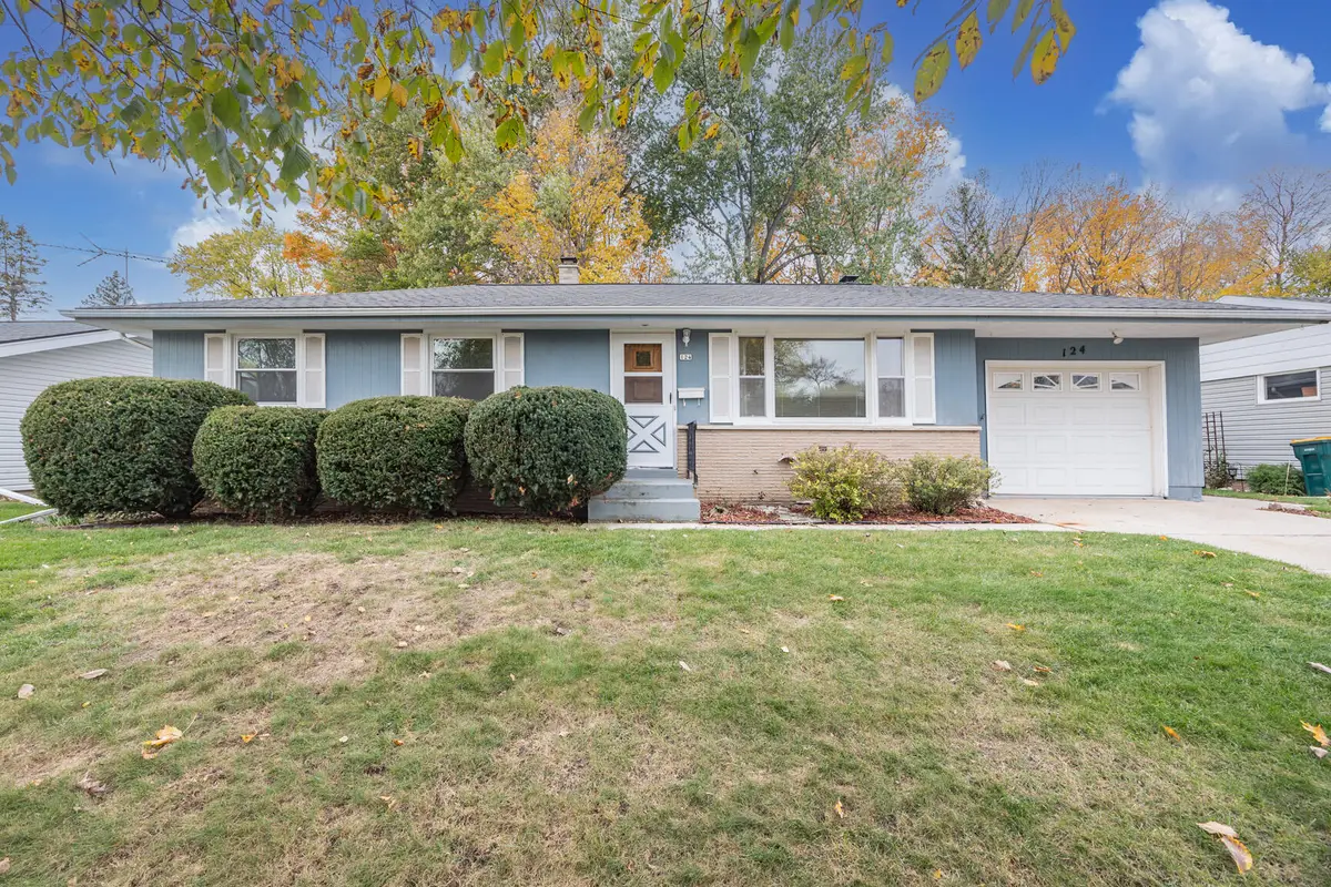 124 N 16th Ave, West Bend, WI 53095 - #1