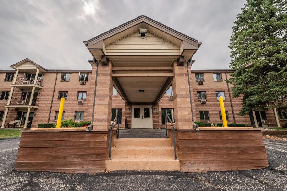 530 N Silverbrook Dr, West Bend, WI 53090 - #1