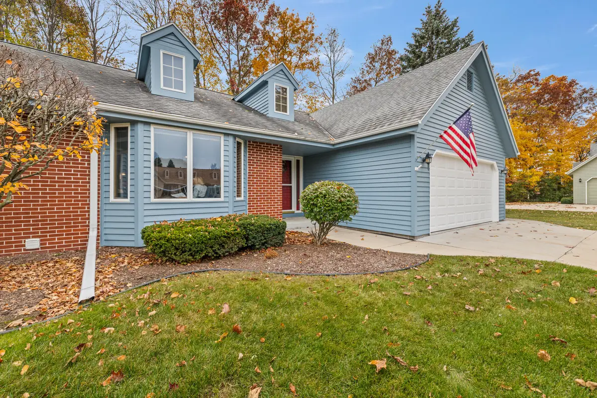 1514 Ridgewood Dr, West Bend, WI 53095 - #1