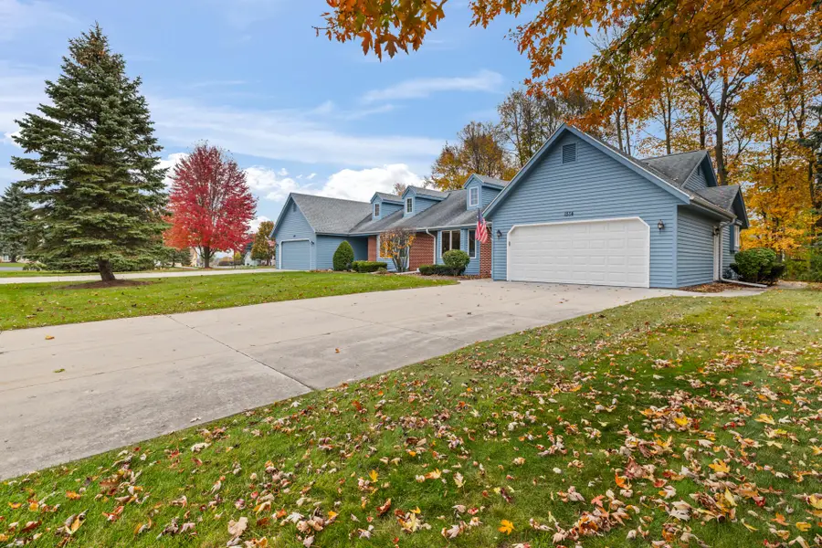 1514 Ridgewood Dr, West Bend, WI 53095 - #2