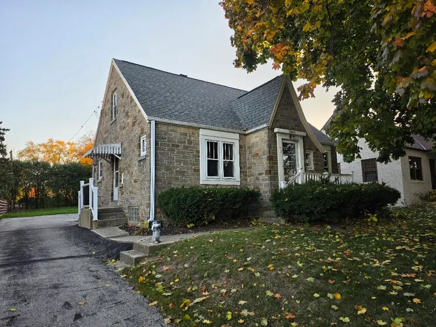 13513 W Greenfield Ave, New Berlin, WI 53151 - #2