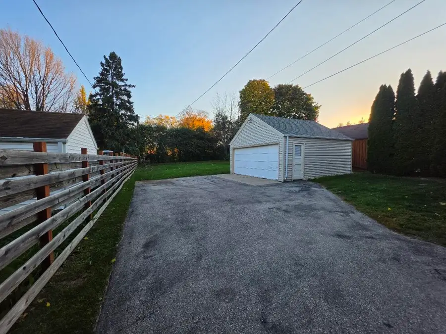 13513 W Greenfield Ave, New Berlin, WI 53151 - #3