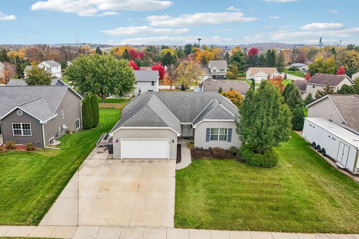 513 Parkview Dr, Johnson Creek, WI 53038 - #1