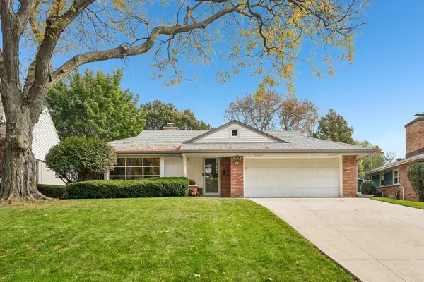 7824 Saint Anne Ct, Wauwatosa, WI 53213