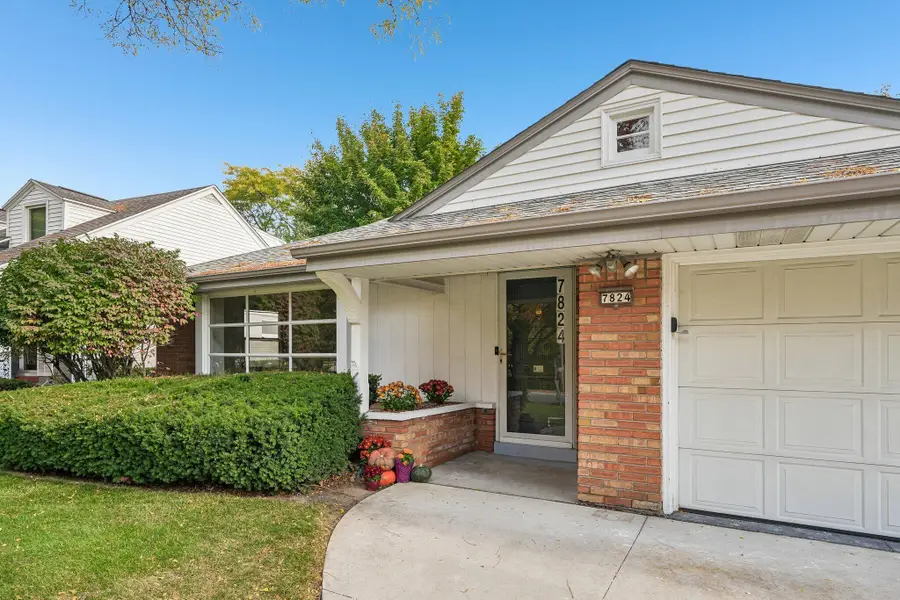 7824 Saint Anne Ct, Wauwatosa, WI 53213 - #2