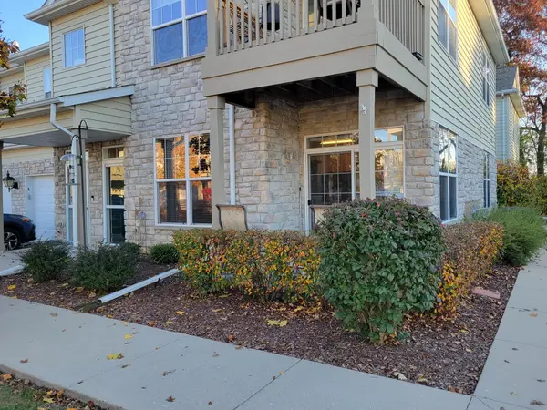 N16W26443 Meadowgrass Cir, Pewaukee, WI 53072