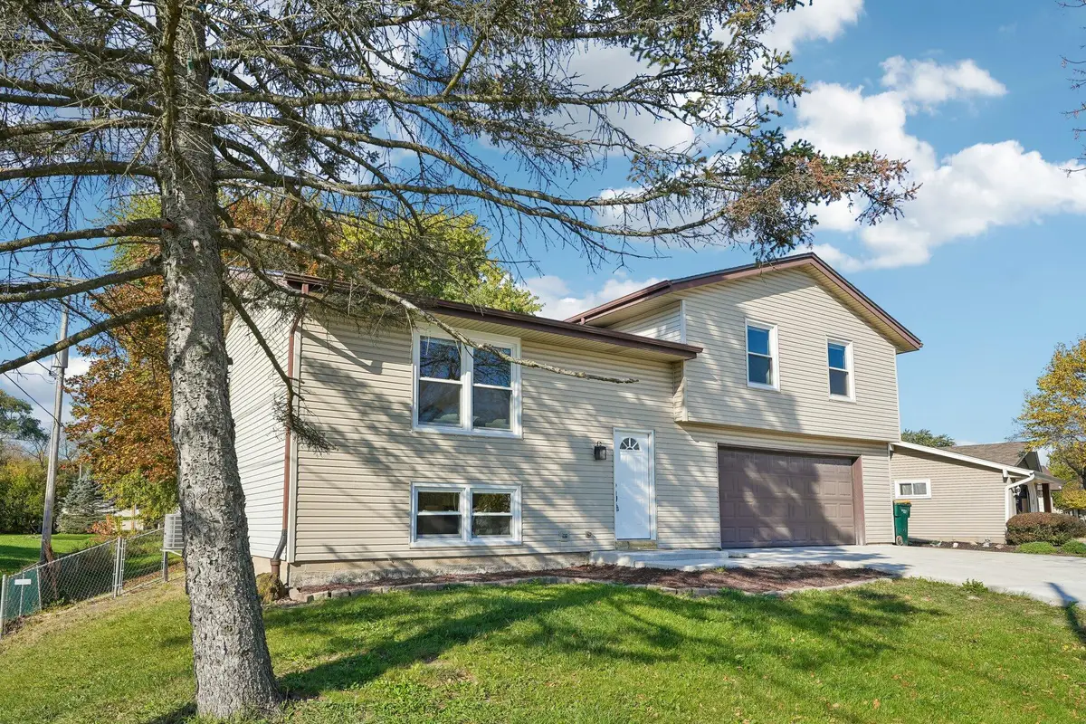 655 E Parkway Estates Dr, Oak Creek, WI 53154 - #1