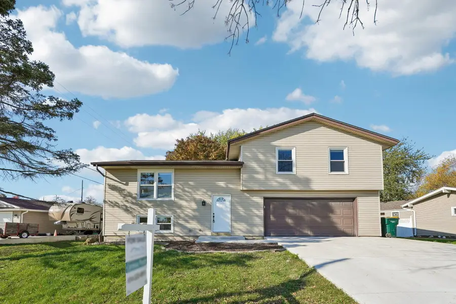 655 E Parkway Estates Dr, Oak Creek, WI 53154 - #2