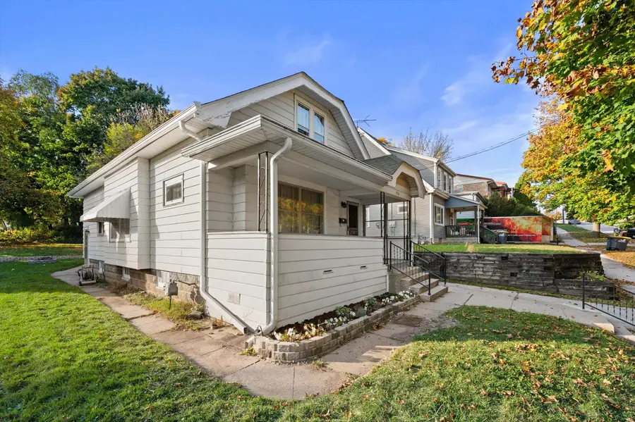 920 Aurora St, Waukesha, WI 53186 - #3