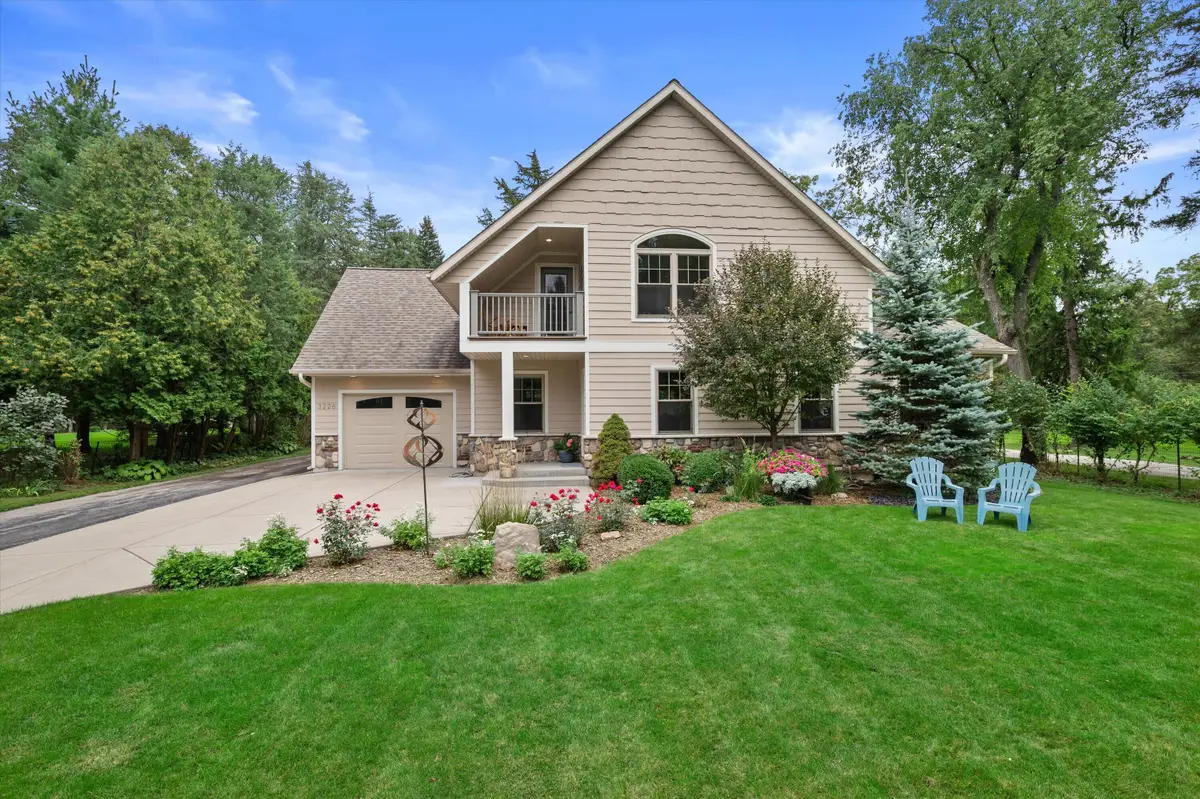 3226 N Interlaken Dr, Summit, WI 53066 - #1