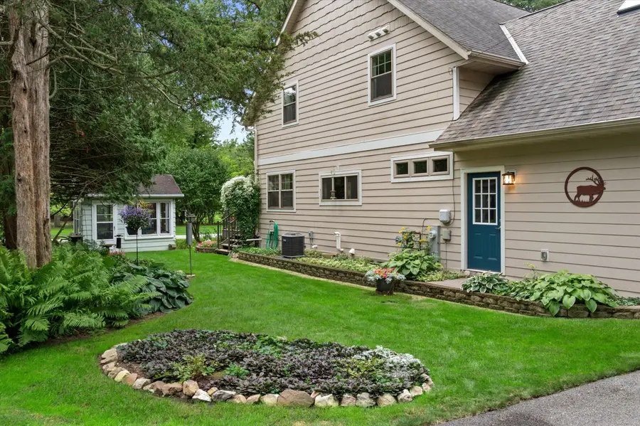 3226 N Interlaken Dr, Summit, WI 53066 - #3
