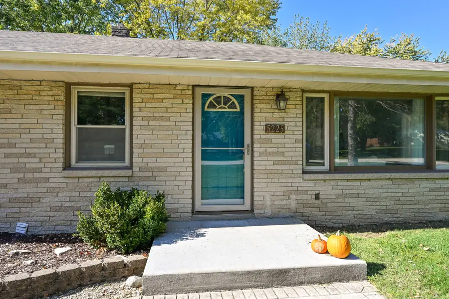 5225 S Brennan Dr, New Berlin, WI 53146 - #2