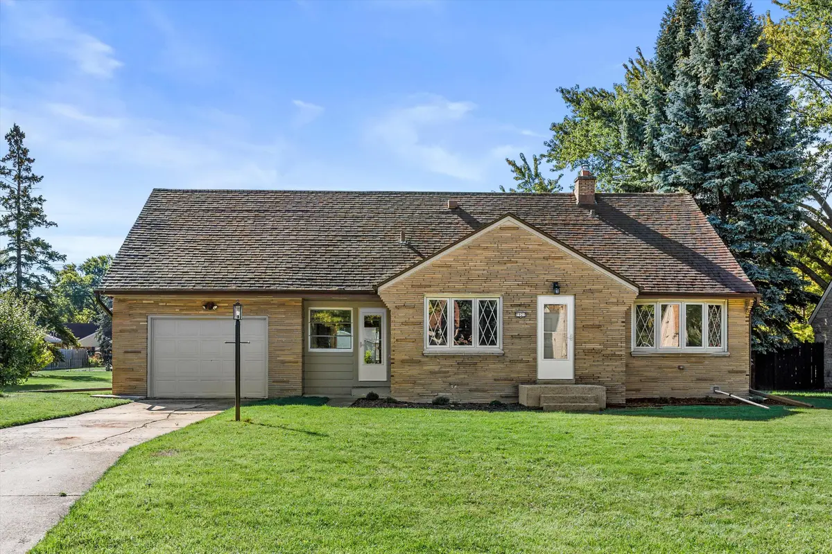 7921 W Whitaker Ave, Greenfield, WI 53220 - #1