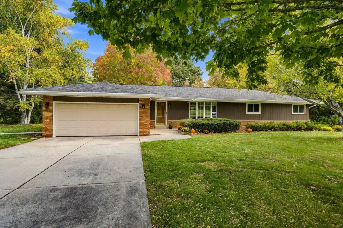 10034 N Grasslyn Rd, Mequon, WI 53092 - #1