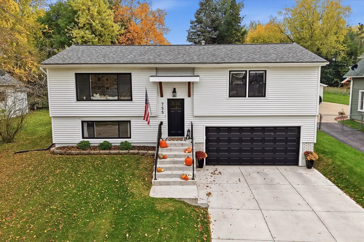 755 Armour Rd, Oconomowoc, WI 53066 - #1