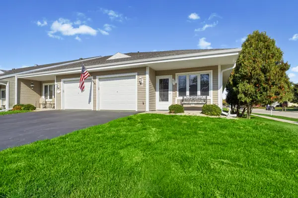 130 Oconomowoc Sq, Oconomowoc, WI 53066