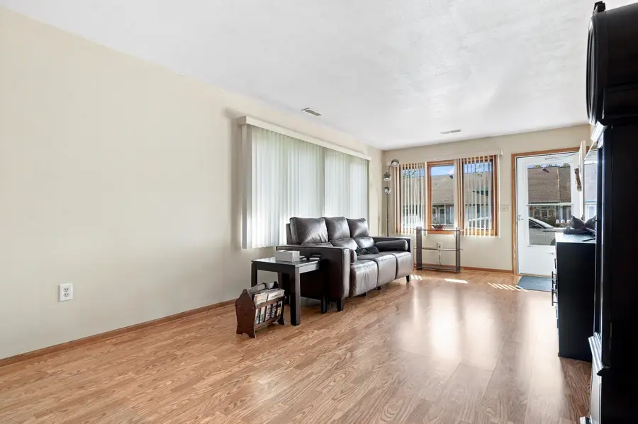 130 Oconomowoc Sq, Oconomowoc, WI 53066 - #3