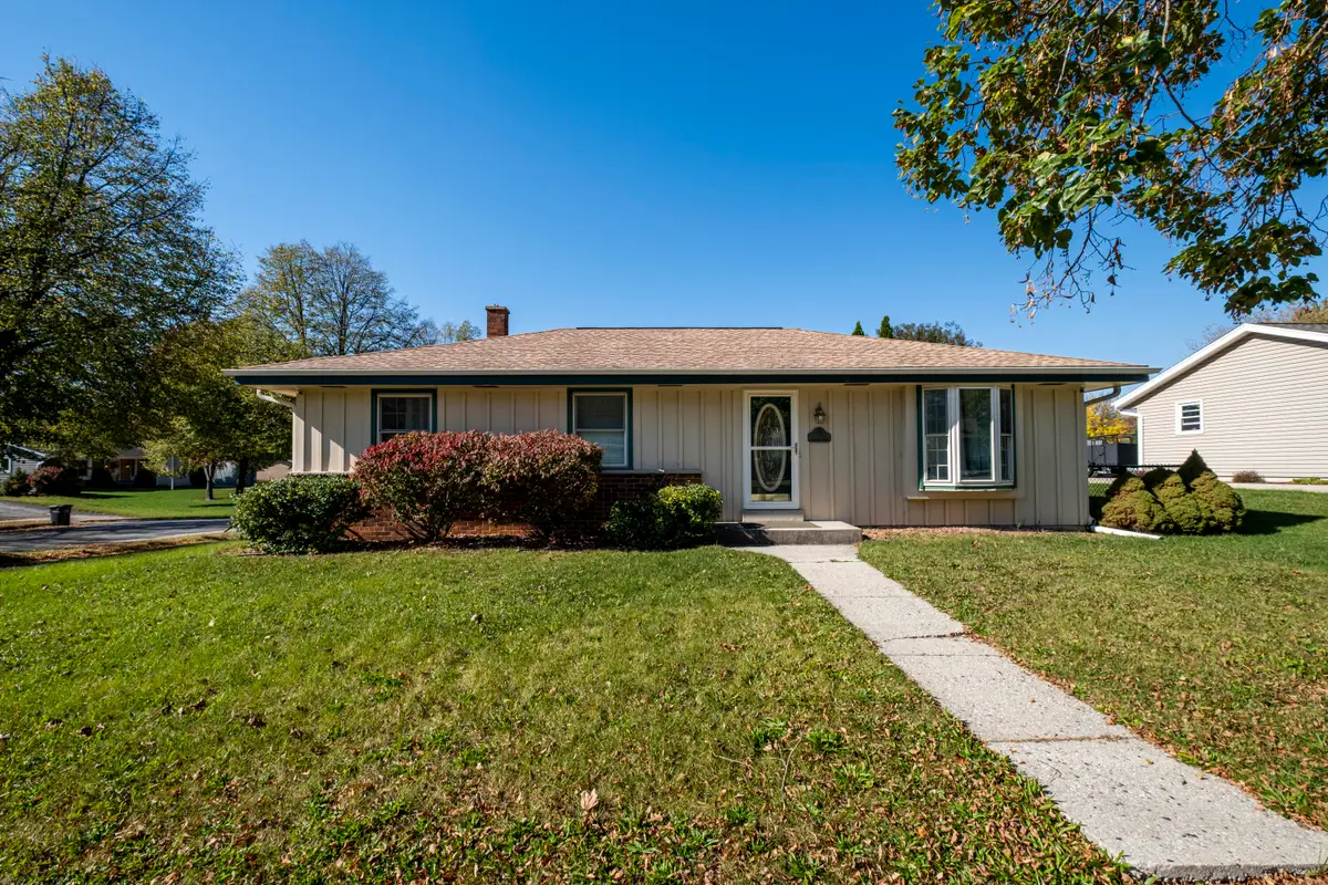 1102 Fairlane Ct, Waukesha, WI 53188 - #1