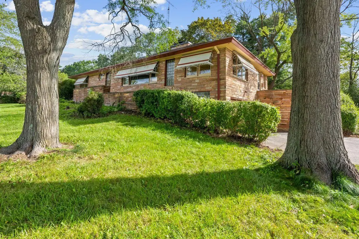 2300 Kevenauer Dr, Brookfield, WI 53005 - #1