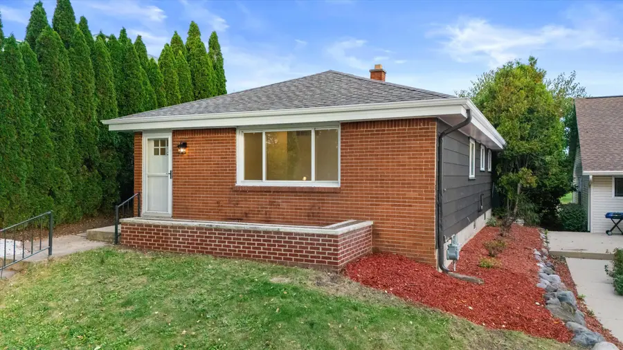 1020 Carrington Ave, South Milwaukee, WI 53172 - #3