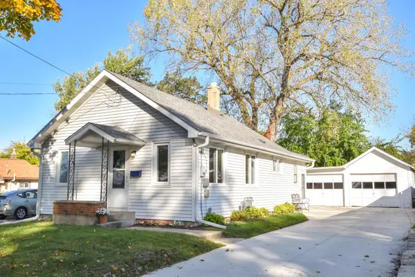 328 W Roberta Ave, Waukesha, WI 53186