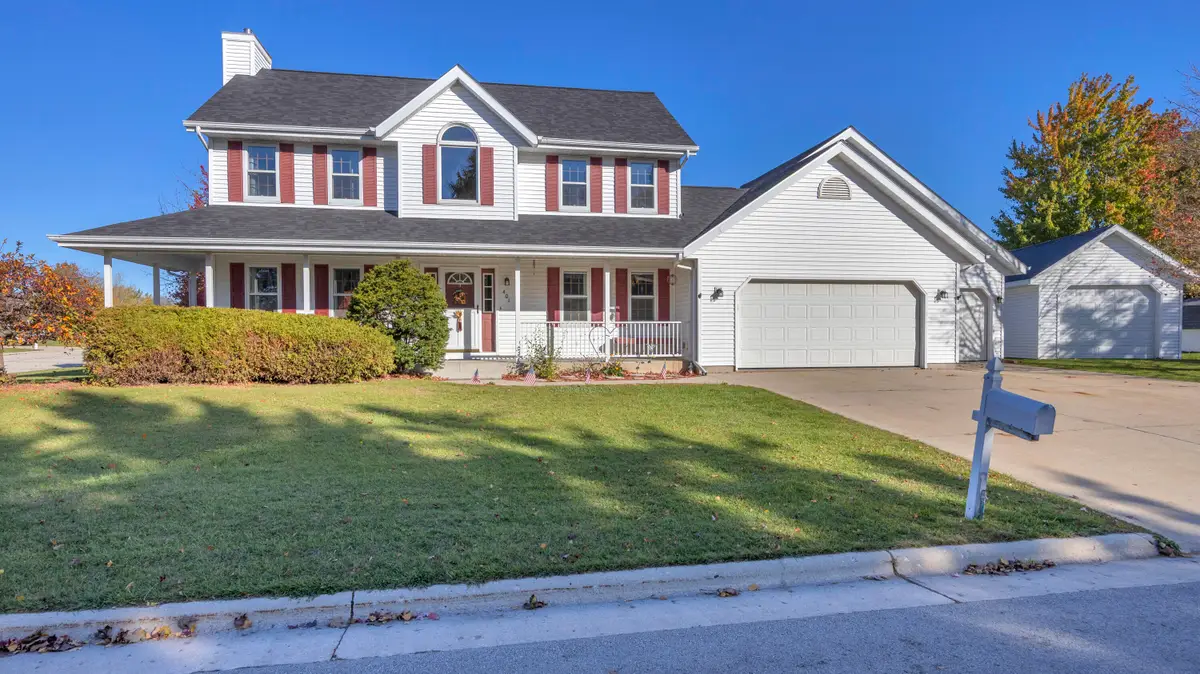 401 Crestwood Dr, Elkhart Lake, WI 53020 - #1