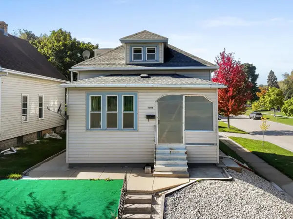 1958 N 3rd St, Sheboygan, WI 53081