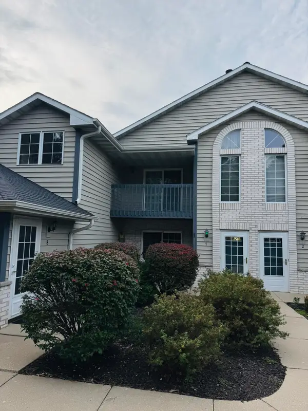 W240N2566 E Parkway Meadow Cir, Pewaukee, WI 53072
