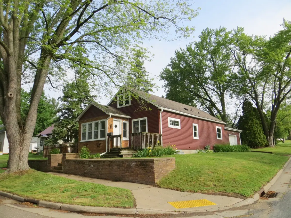 255 E 2nd Avenue, Stanley, WI 54768 - #1