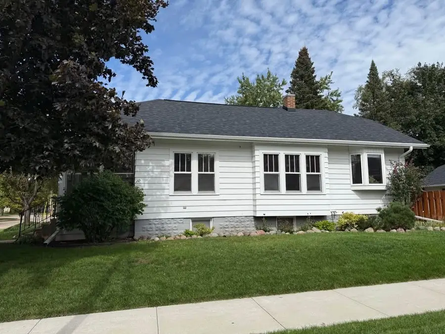 932 N Sawyer Street, Oshkosh, WI 65250 - #2